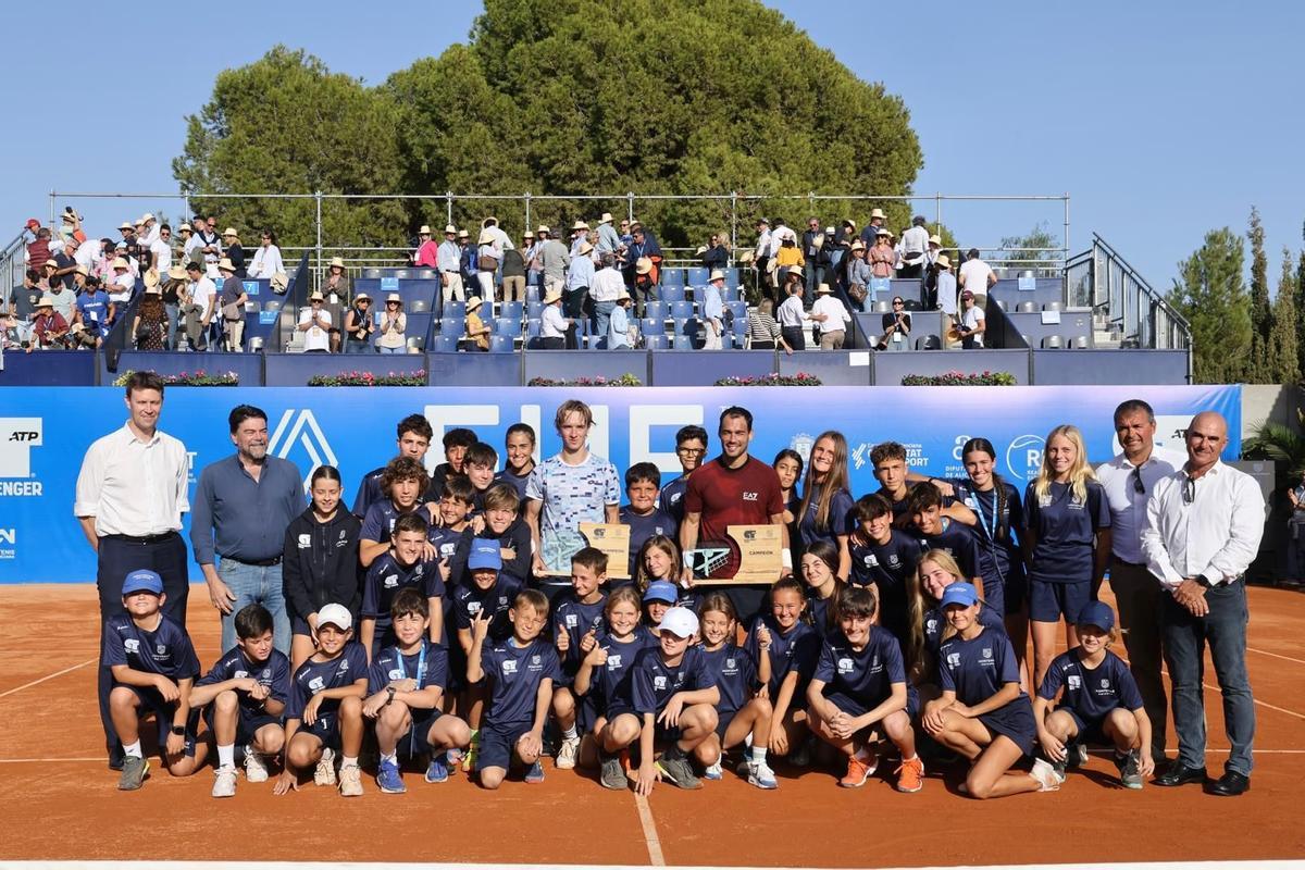 Fognini y Neumayer, junto a los responsables y ayudantes del torneo.