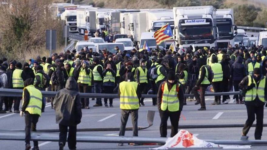 Una protesta por la detención de Carles Puigdemont cortó ayer la autopista AP-7, a la altura de la frontera con Francia, y perjudicó a transportistas murcianose.