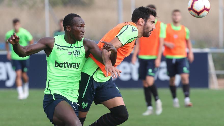 Raphael Dwamena, en un entrenamiento con el Levante UD.