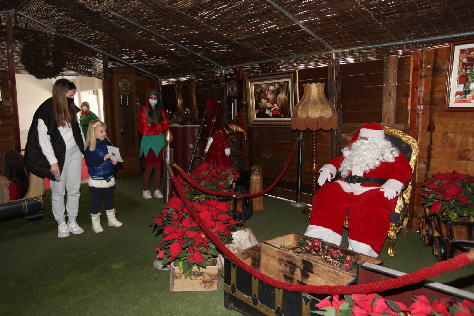 Navidad en Alicante 2020: Así es la casa de Papa Noel en el edificio Séneca