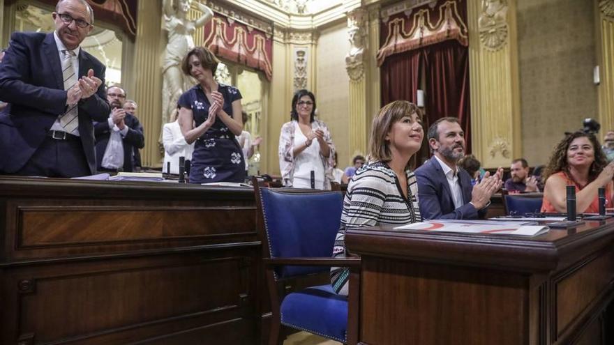 Los diputados del PSIB, en pie después del discurso de Armengol; los de Més y Podemos, sentados.