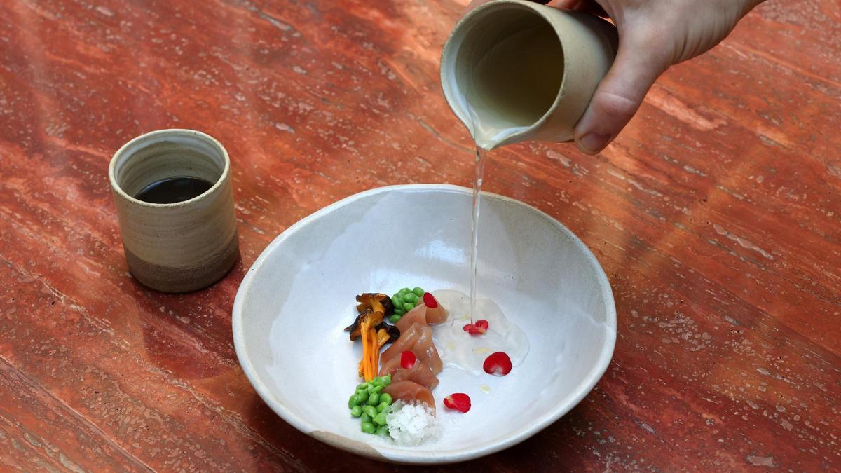 La codorniz con dos caldos de Melós.