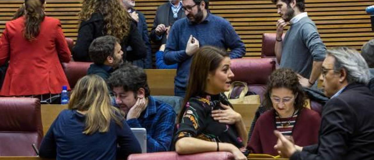 El Botànic aparca en plena ofensiva de la derecha los asuntos más conflictivos