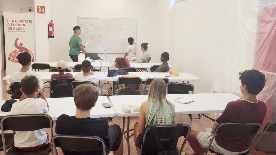 Roses ofereix classes de català gratuïtes a alumnes nouvinguts per facilitar la seva integració