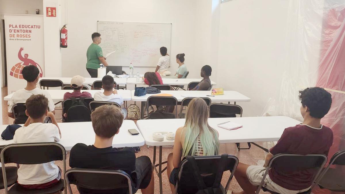Classe de català a nouvinguts a Roses