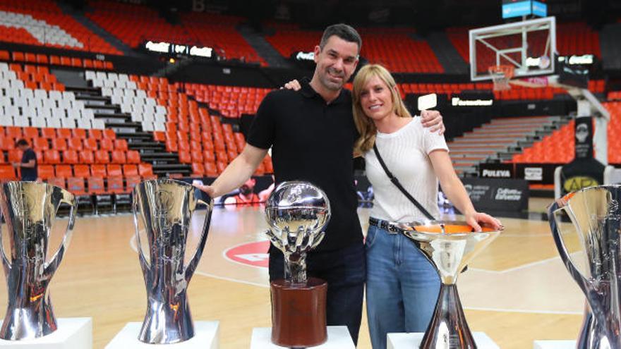 Rafa Martínez junto a su mujer, Olatz, en su despedida en La Fonteta.