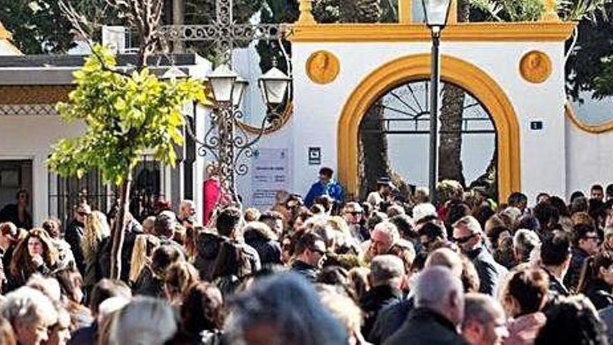 Centenars de persones a l&#039;exterior del cementiri de Totalán