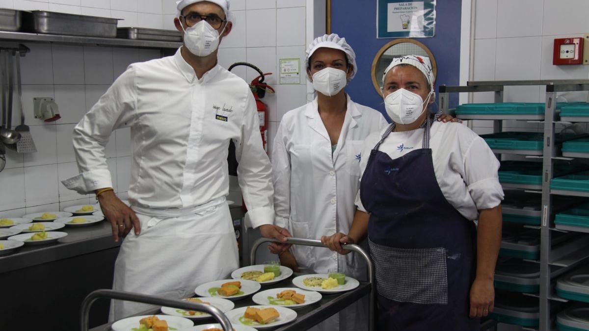 El chef Iñigo Lavado, junto al equipo de Savia.