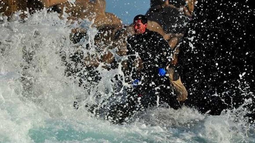 Un percebeiro se refugia en las rocas.