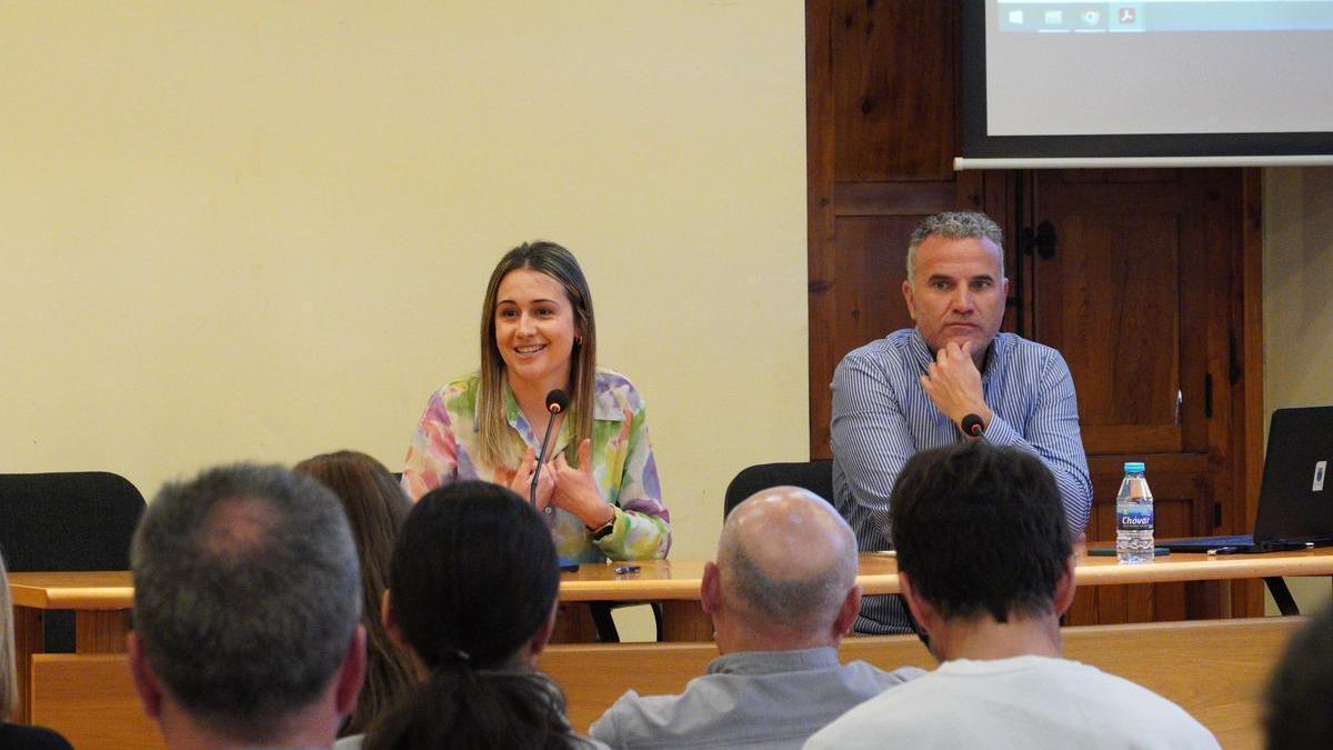 La alcaldesa, Tania Baños, y el concejal de Urbanismo, Vicent Pitarch, durante la presentación del plan.