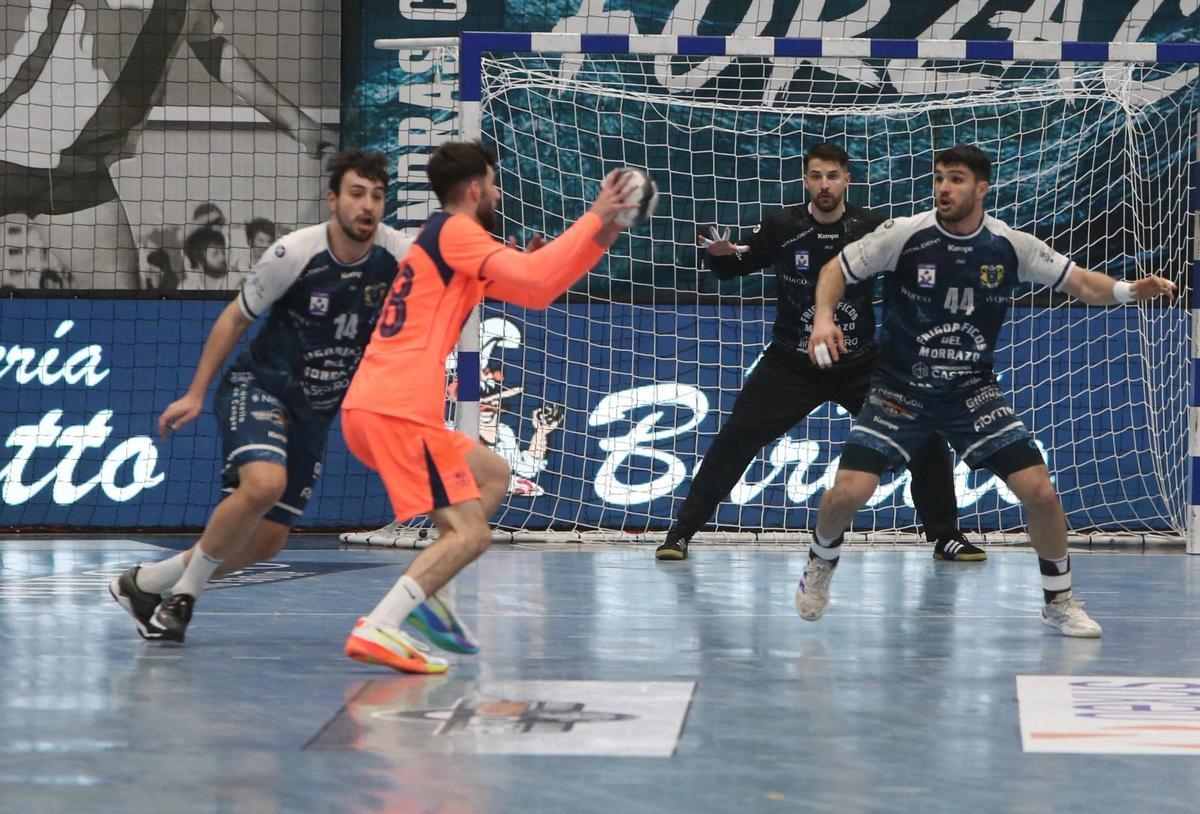 Gayo y Santi, con Panjan al fondo, en una acción defensiva del duelo de ayer en O Gatañal.