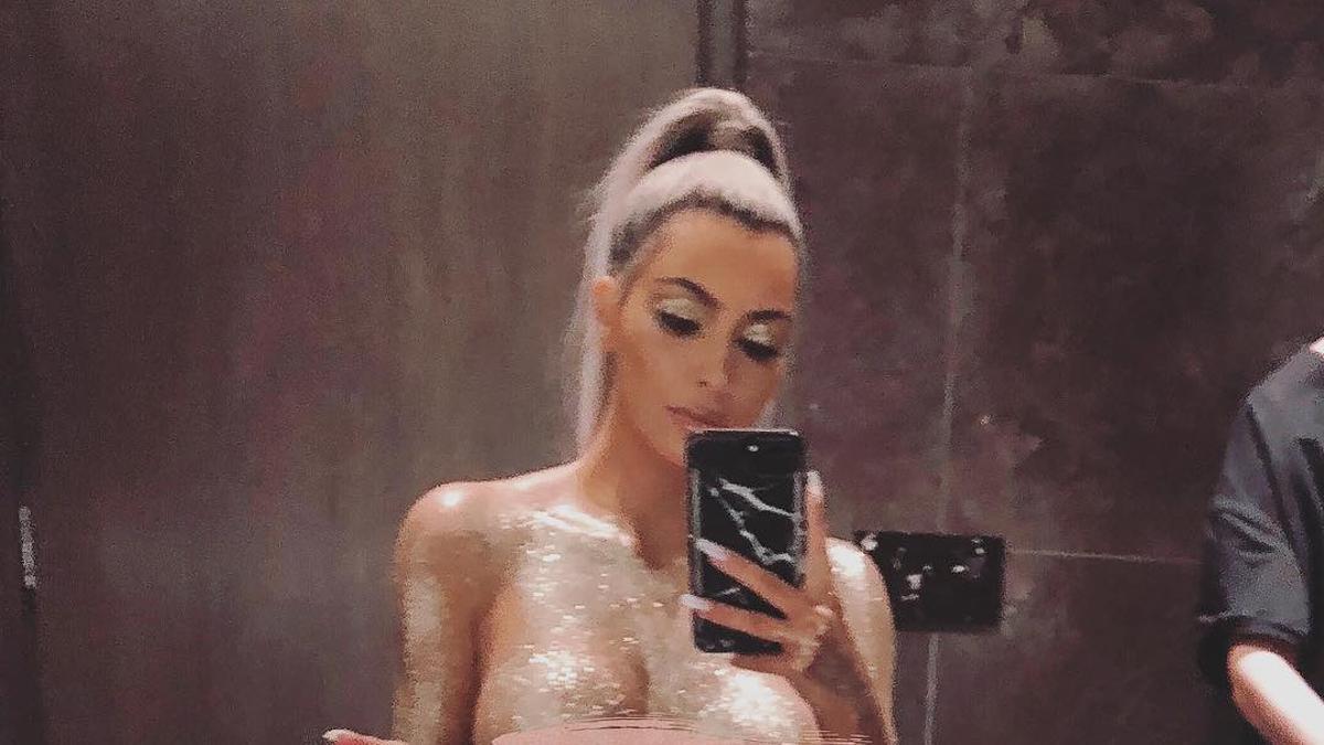 Kim Kardashian desnuda, con coleta y llena de pintura