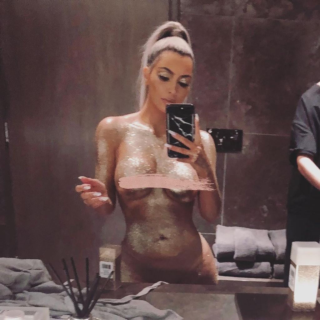 Kim Kardashian desnuda, con coleta y llena de pintura