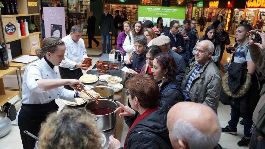 Numeroso público se acercó al stand en el que se ofreció la degustación.