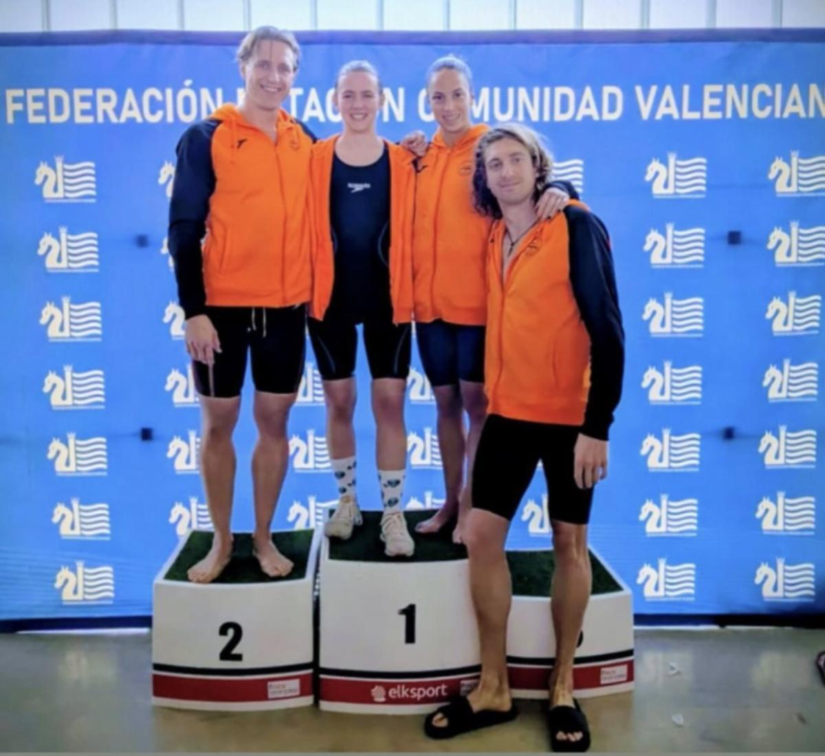 Nadadores del CN La Costera que consiguieron el récord autonómico máster en el 4x50 estilos mixto.