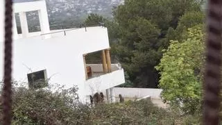 Sofocan un incendio en un chalé de lujo de la urbanización Puerta Fenicia de Xàbia