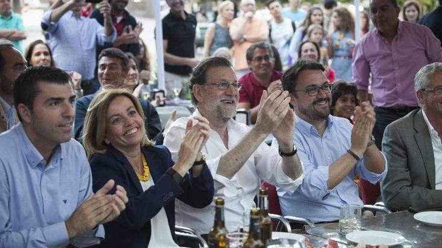 Rajoy, con miembros del PP tinerfeño, aplaude un gol. // LOT