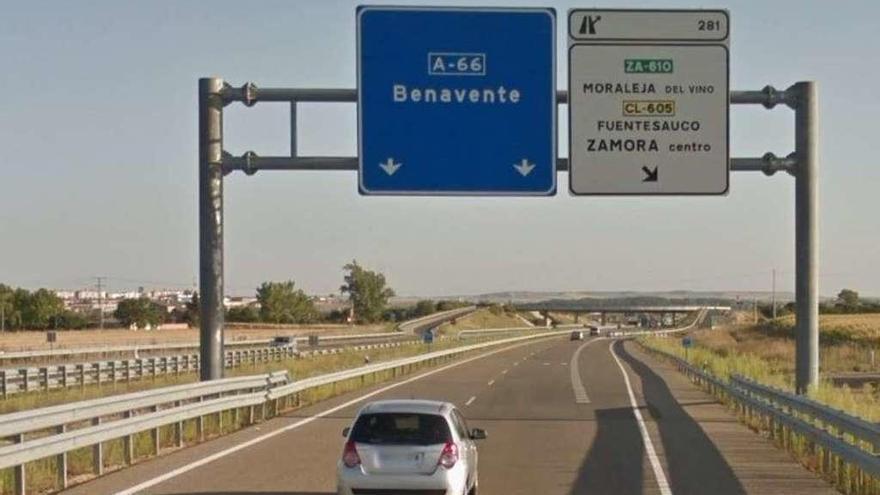 Señalización vertical en la salida 281 de la A-66, en la que no figura Villaralbo.