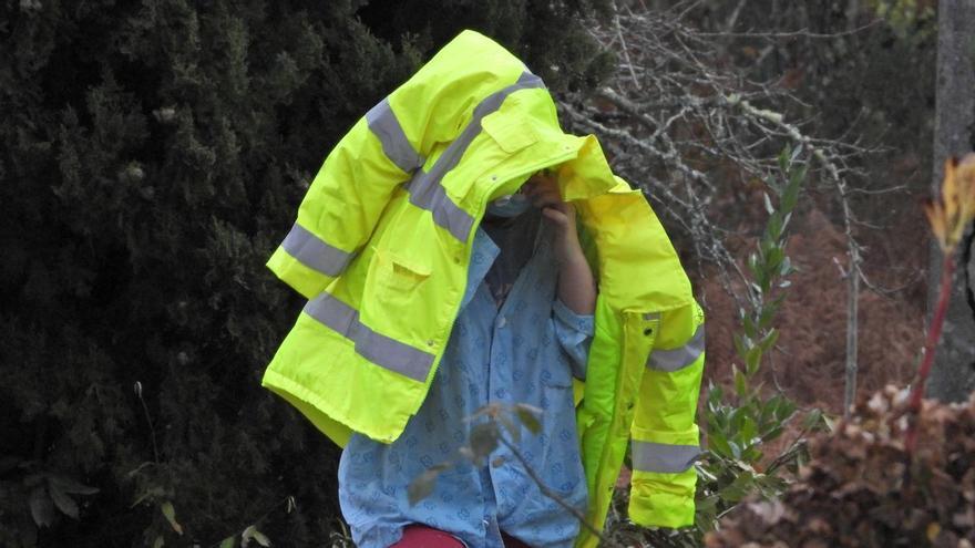 La joven de Ourense que calcinó a un hombre confiesa el crimen durante el registro de su casa