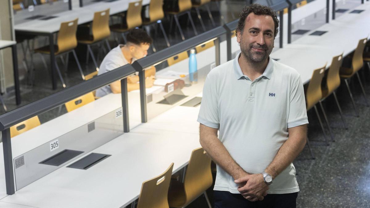 El catedrático Ladislao Salmerón, en la Universitat de València.