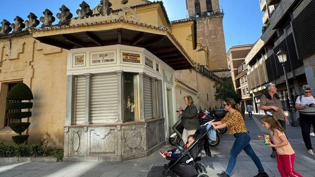 Varias personas pasan al lado del quiosco turístico de Gran Capitán.