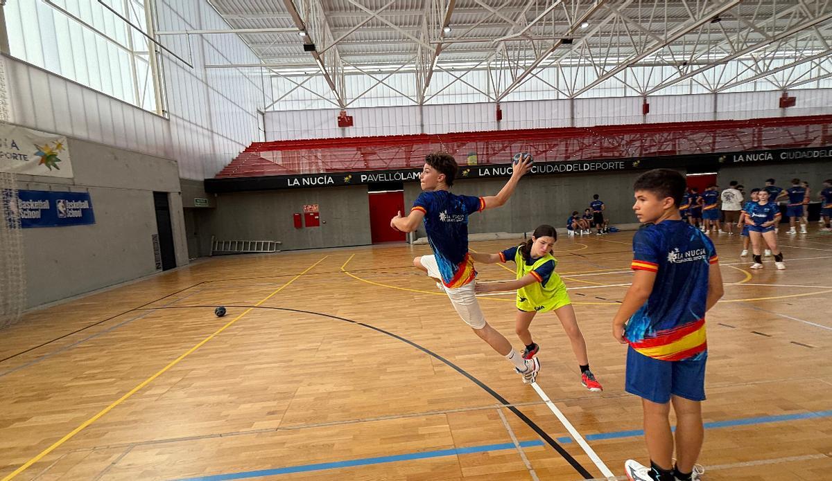 Este campus internacional está dirigido por técnicos de primer nivel y cuenta con la presencia de jugadores internacionales, varios de ellos campeones del mundo y entre los que destacan los hermanos Gedeón e Isaías Guardiola.