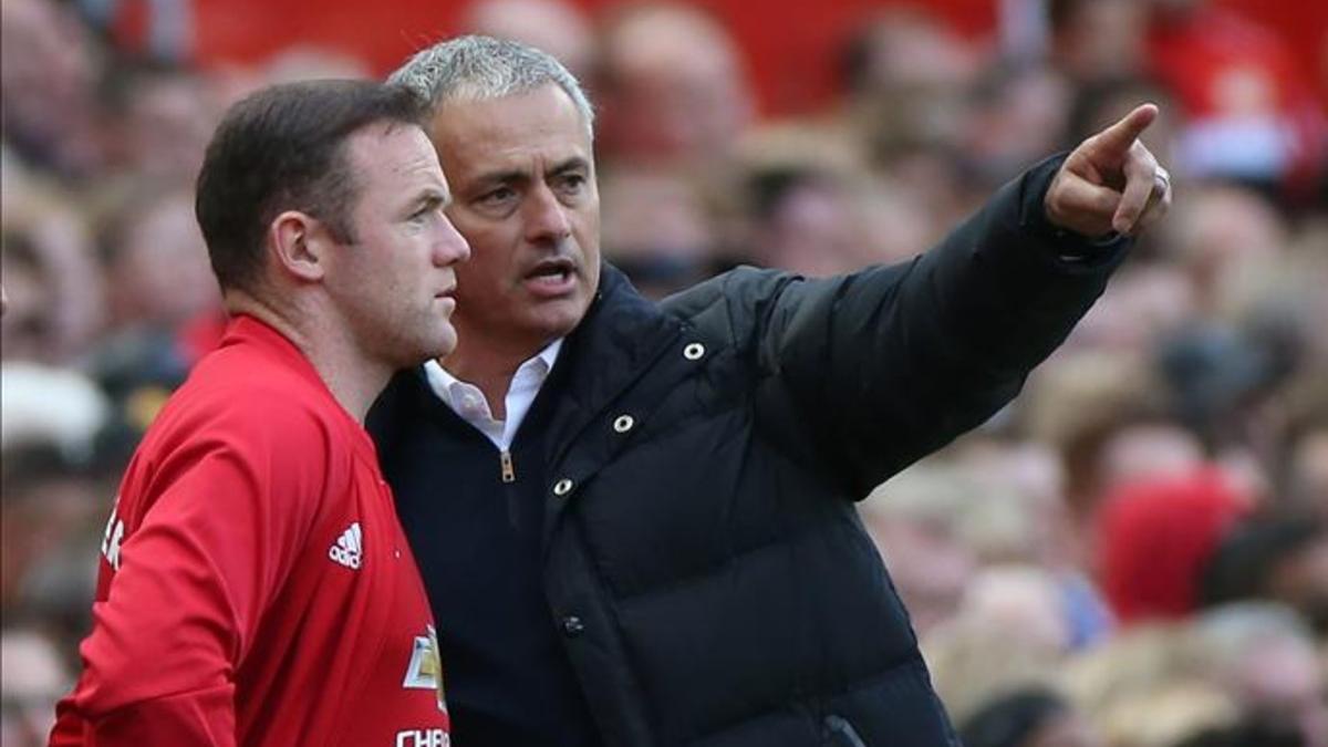Mourinho da órdenes a Rooney durante un partido del Manchester United