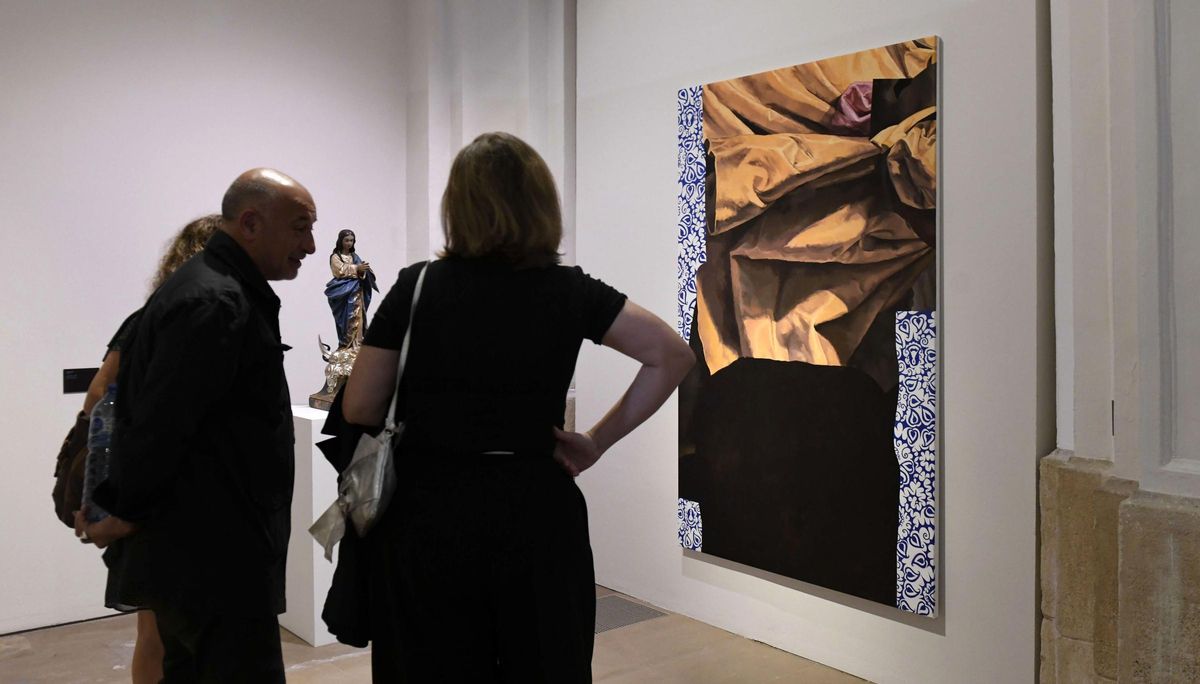 La obra de Maria Carbonell (d) junto a la Inmaculada del siglo XVII de Pedro de Mena.