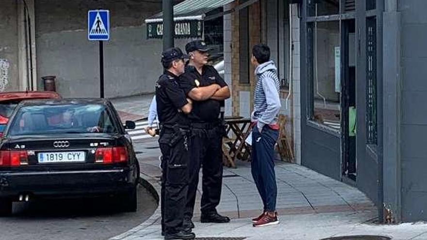 Andrés Pérez, hablando con dos policías, ayer, a la puerta de los Juzgados de Pola de Siero.