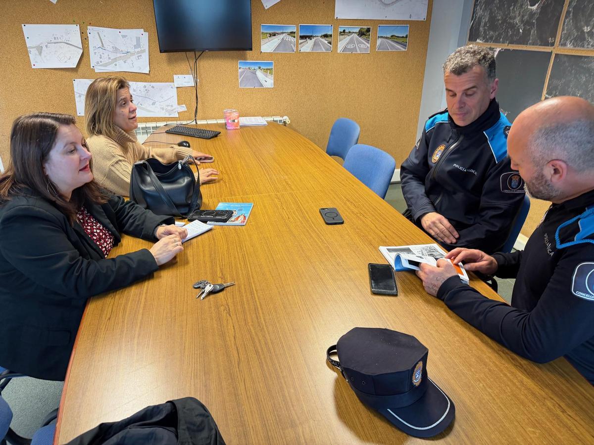 La alcaldesa de Cangas, departiendo el jueves con los mandos policiales.