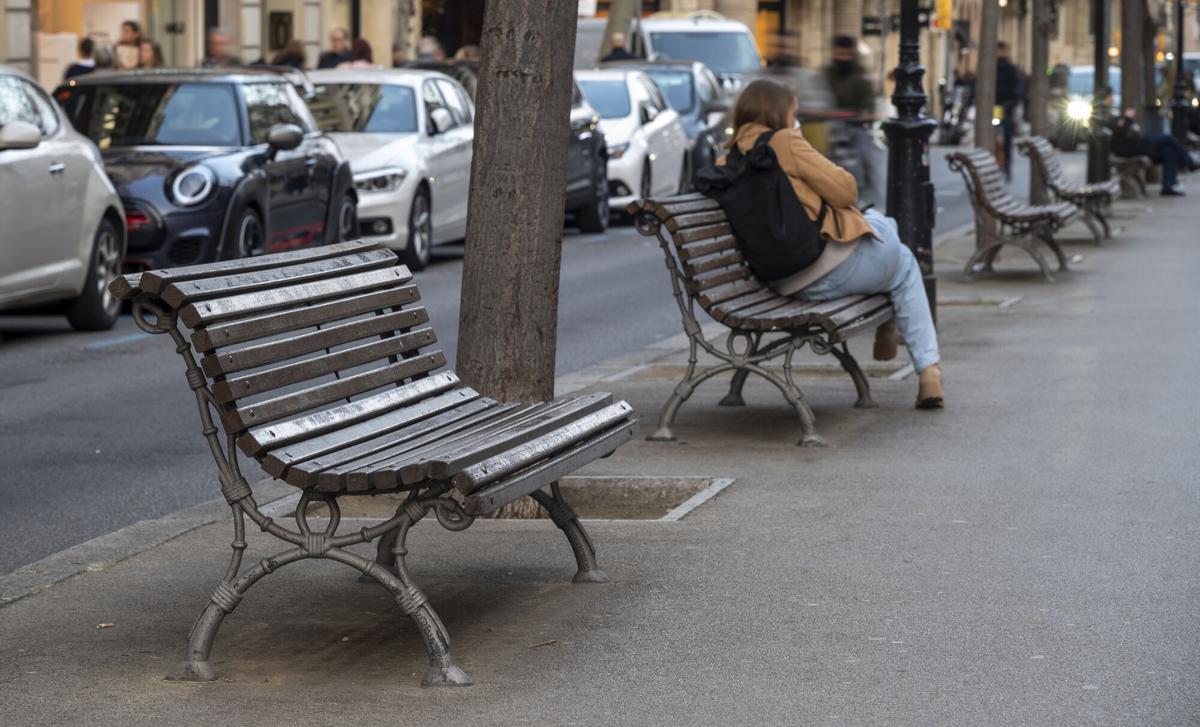 Nous bancs als carrers de Barcelona: vegetació, tecnologia i picades d’ullet al saló domèstic