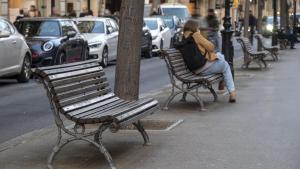 Nous bancs als carrers de Barcelona: vegetació, tecnologia i picades d’ullet al saló domèstic
