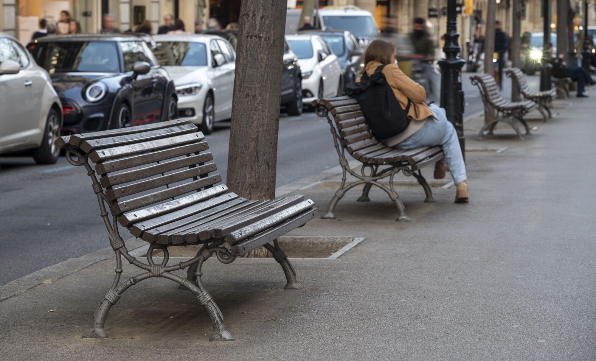 Barcelona diversifica el mobiliario en sus calles: bancos, sillas, tumbonas y mucho más