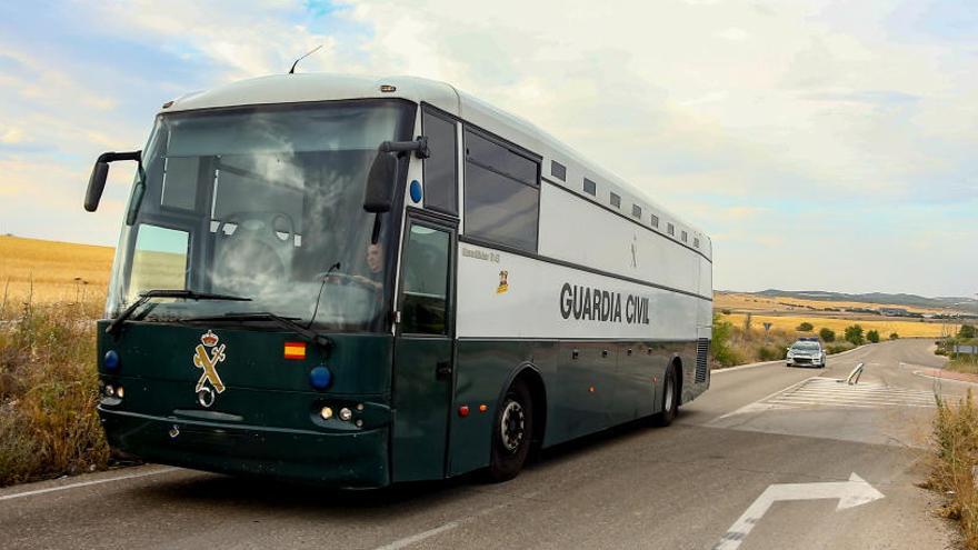 Los presos han salido en el furgón de la Guardia Civil.