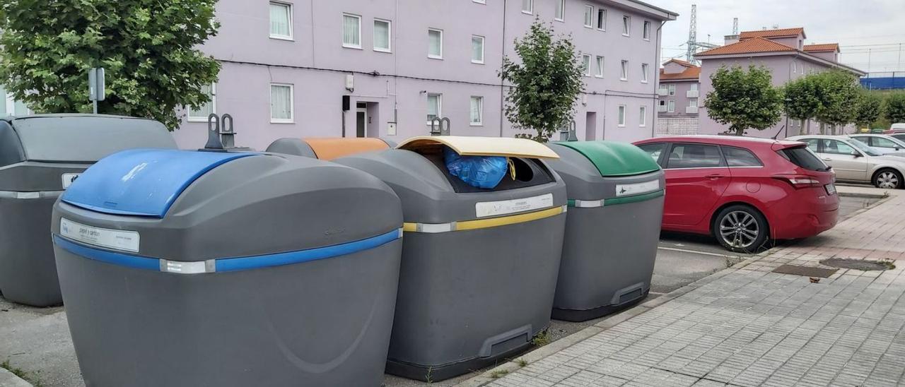 Contenedores de basura en el barrio de San José de Lada. | E. P.