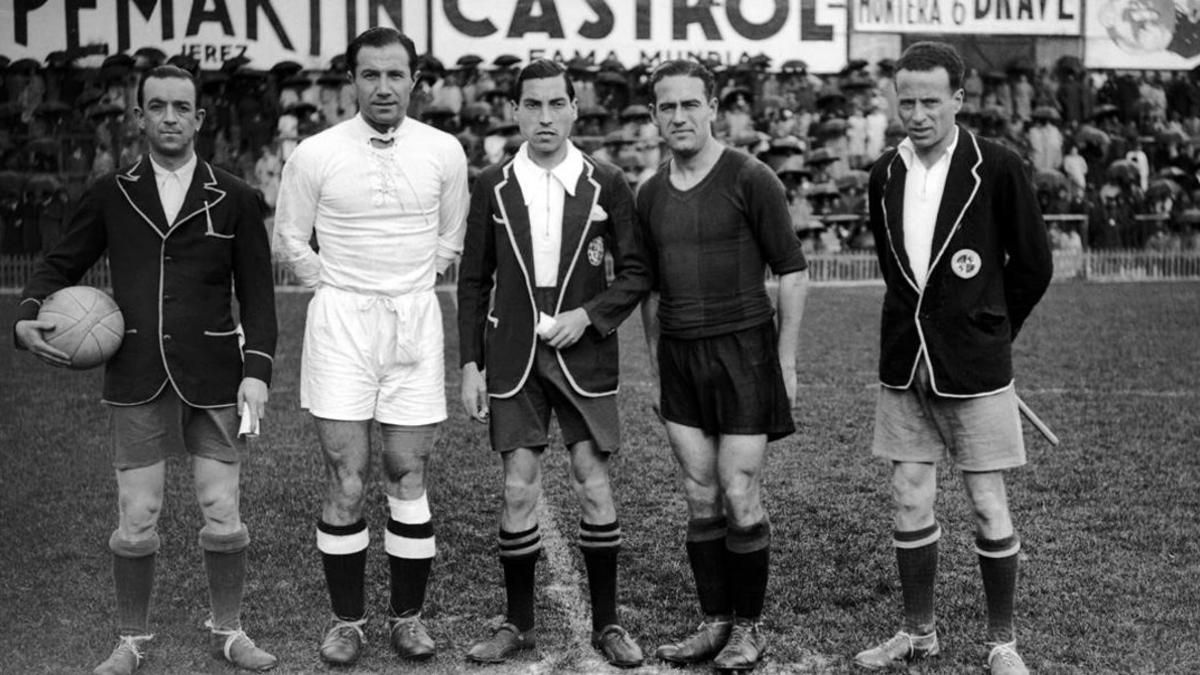 Quincoces y Pedrol, capitanes del Madrid y el Barça, y los árbitros, antes del partido que se jugó en Chamartín el 22 de marzo de 1936.
