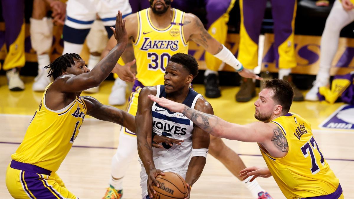 El escolta de los Minnesota Timberwolves, Anthony Edwards, entra a canasta defendido por lo jugadores de Los Angeles Lakers Dorian Finney-Smith y Luka Doncic