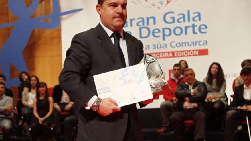 Ramón Babé, con al premio al Vigo Rugby Club, uno de los equipos que fue reconocido en 2012. // J. Lores