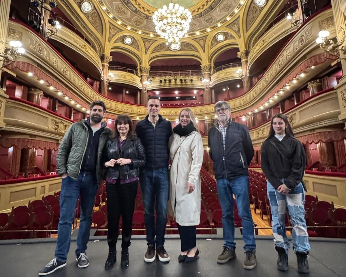 Víctor Tirador, Yolanda Alonso, Michael J. Moritz, Già Ramsey, Alberto Tirador y Marta González sobre el escenario del Palacio Valdés.