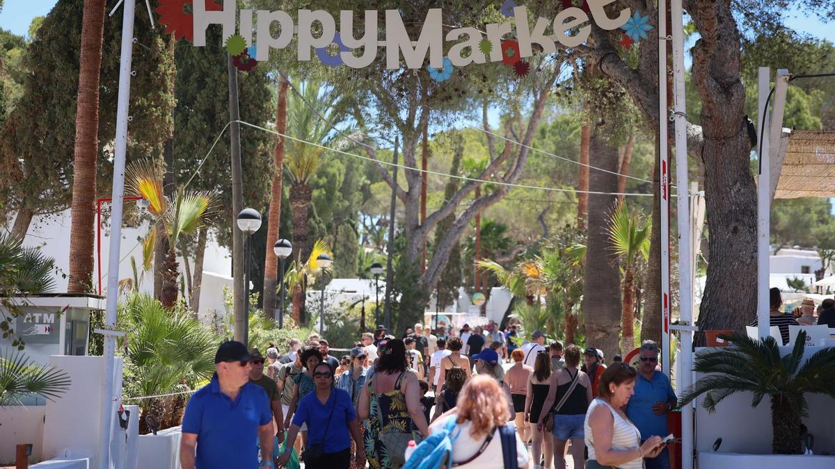 La apertura del Hippy Market de es Canar, en imágenes