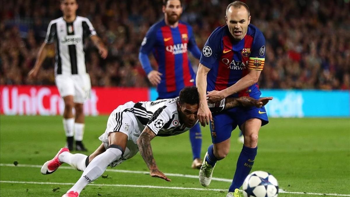 Iniesta supera a Alves en el Barça-Juventus del Camp Nou.