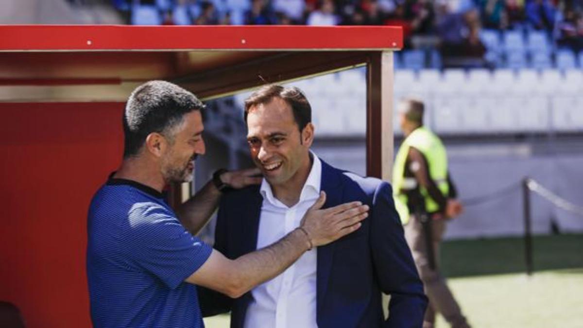 García Pimienta saluda al técnico del Almería Fran Fernández, también debutante