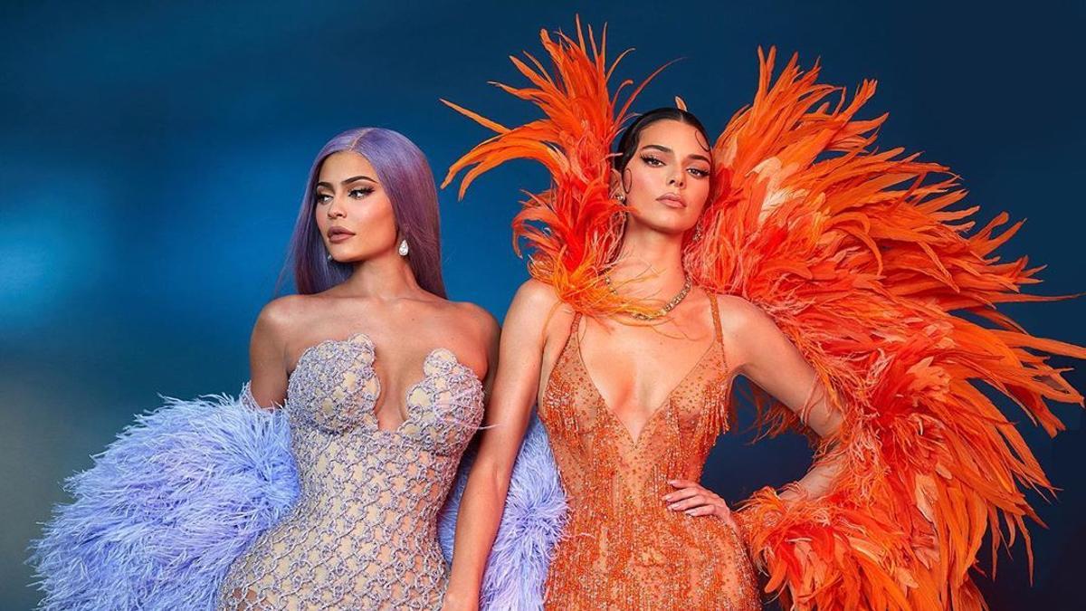 Kylie y Kendall Jenner posan como dos pajaritos en la Gala Met