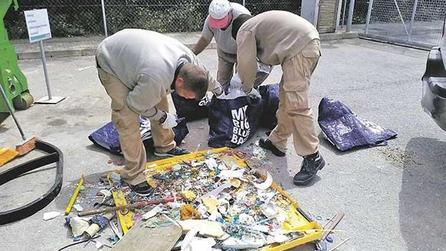 Una de las brigadas durante los trabajos de limpieza.