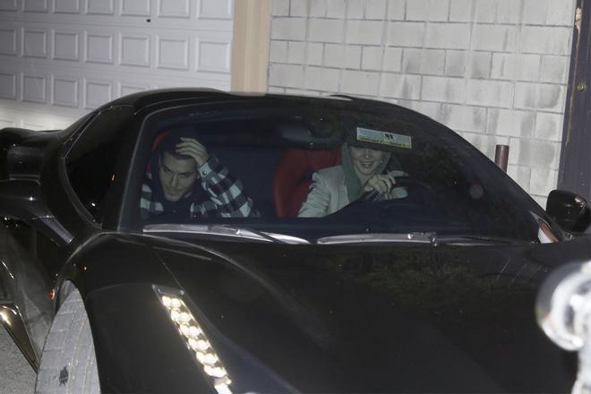 Kendall Jenner sale de un conocido restaurante de Los Ángeles acompañada de un amigo
