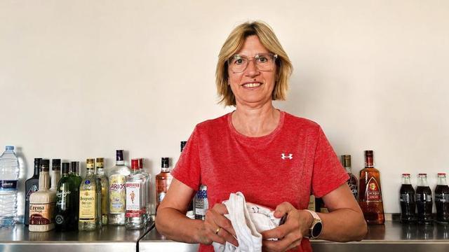 Sandra Manzanera ultimando los detalles para la inminente apertura del bar que va a regentar. | S. M.