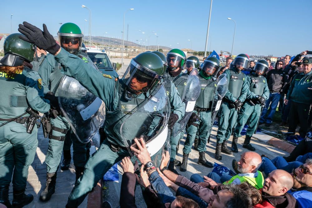 Tensión en la cárcel de Villena por la protesta de los funcionarios