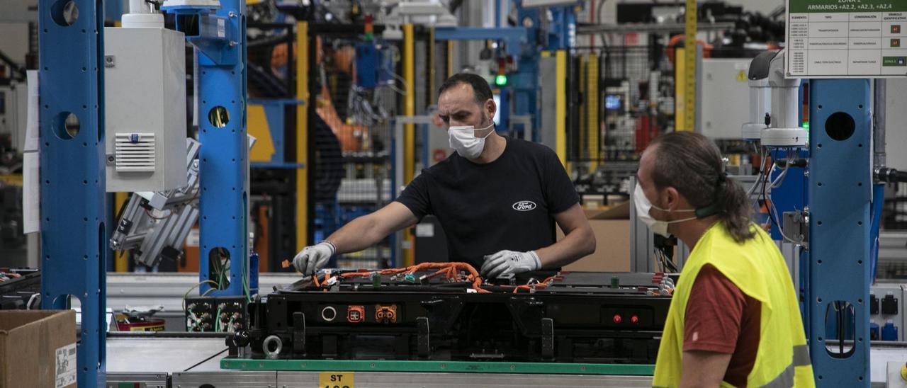 Trabajados en la zona de montaje de baterías de Ford Almussafes, en una imagen de archivo.