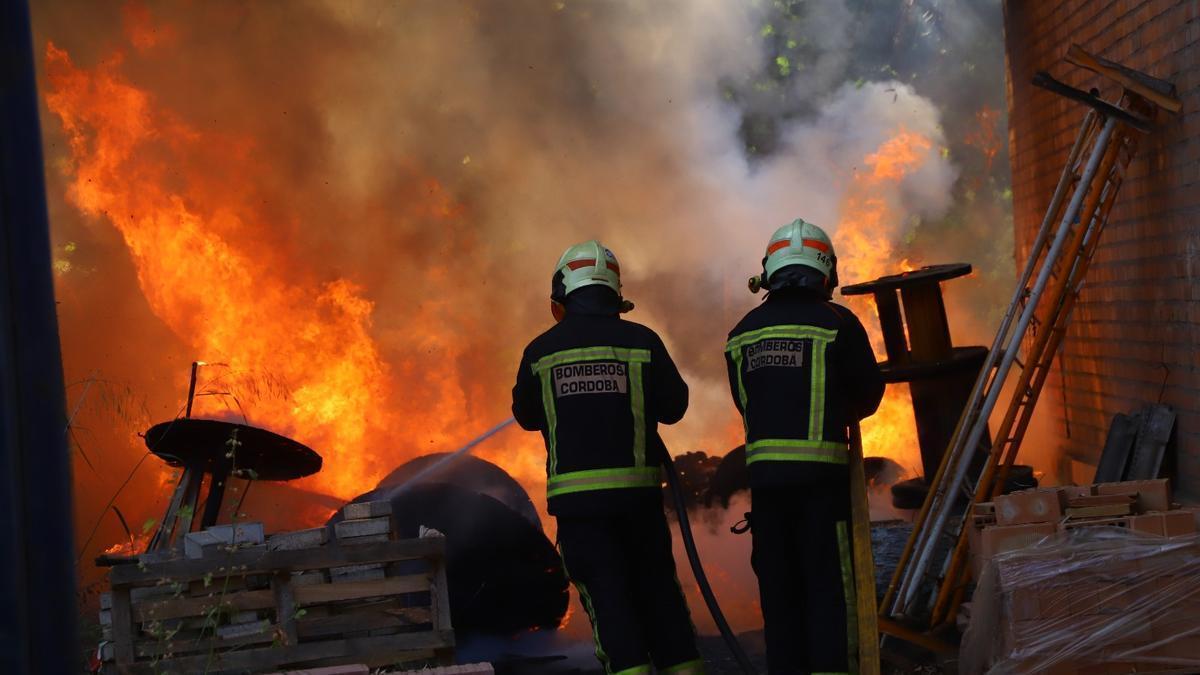 Imagen de archivo de una intervención de los bomberos de Córdoba en una nave en llamas.