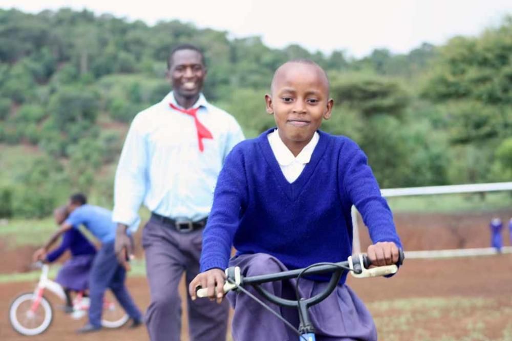 Los niños del orfanato para los que la ONG Juntos recogió cerca de 300 bicicletas aprenden, entre risas, a montar en ellas